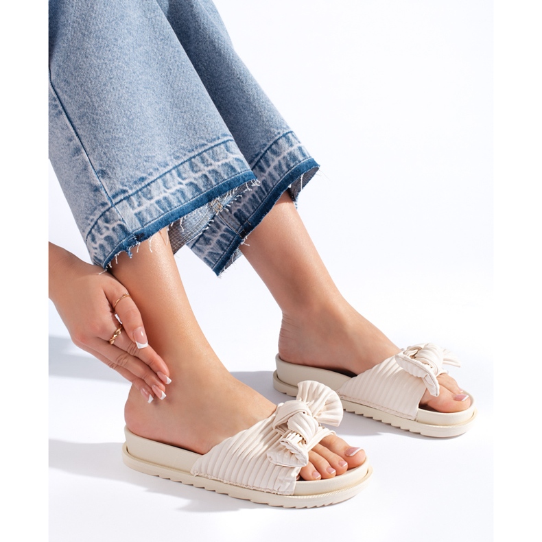 Beiget tossut rusetilla 1