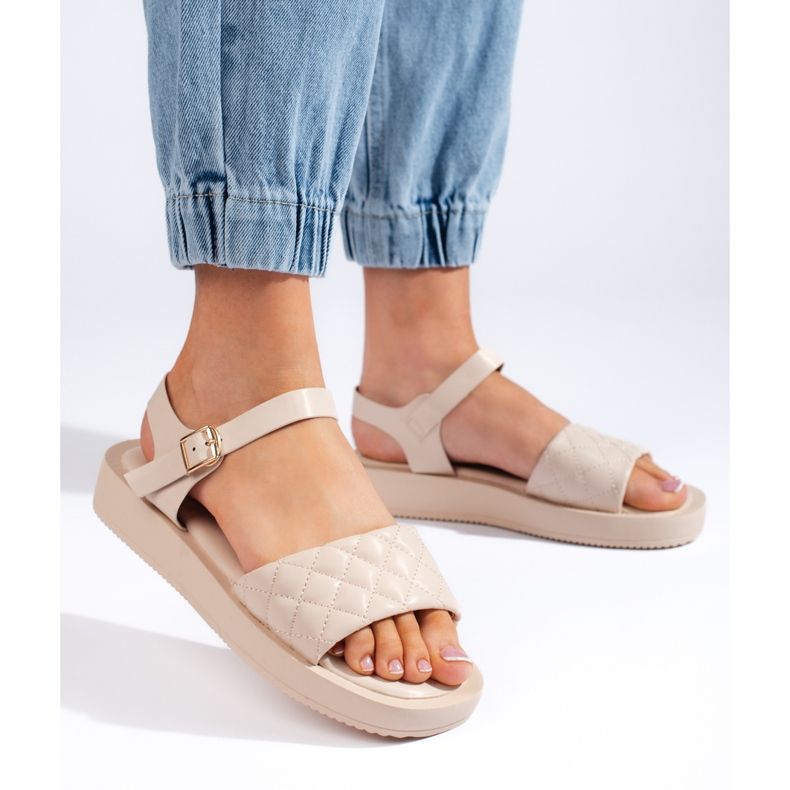 Naisten beige-sandaalit alustalla 2
