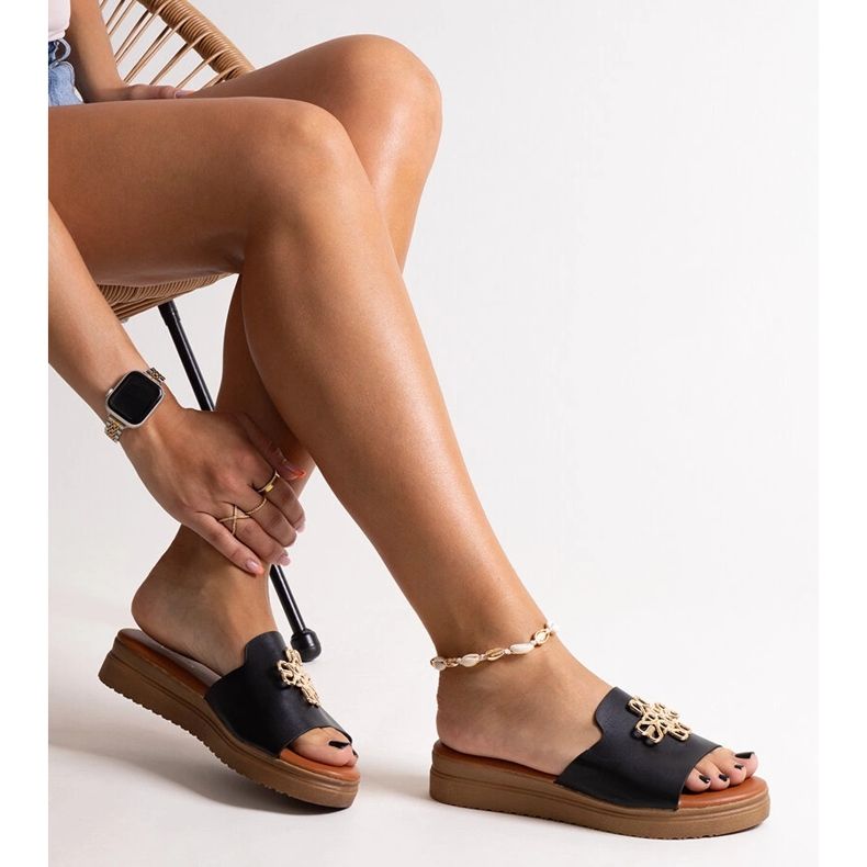 Musta alusta liukua Nibal-soljella 1