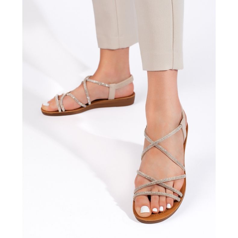 Beige-sandaalit strassikivillä 1