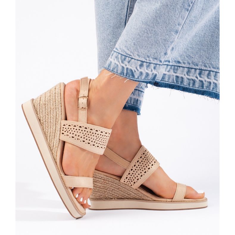 Naisten beigenväriset kiila sandaalit 1