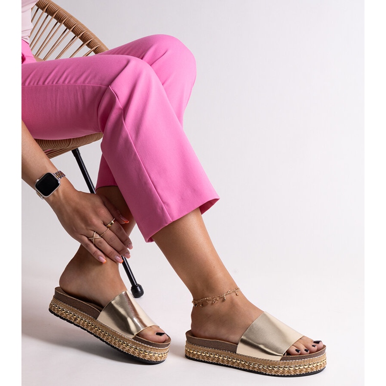 Kultaiset varvastossut koristeellisella jasmiinipohjalla kultainen 1