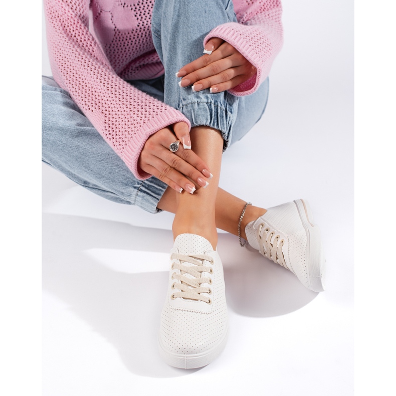 Valkoiset naisten tennarit beigeillä nauhoilla valkoinen 1