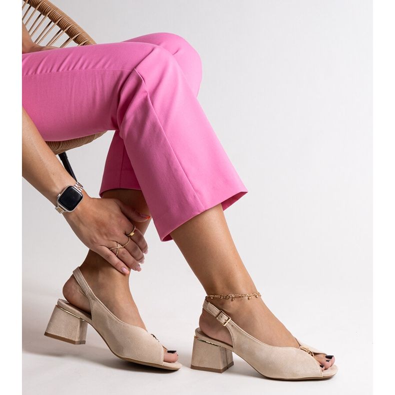 Beiget sandaalit Ayat 1