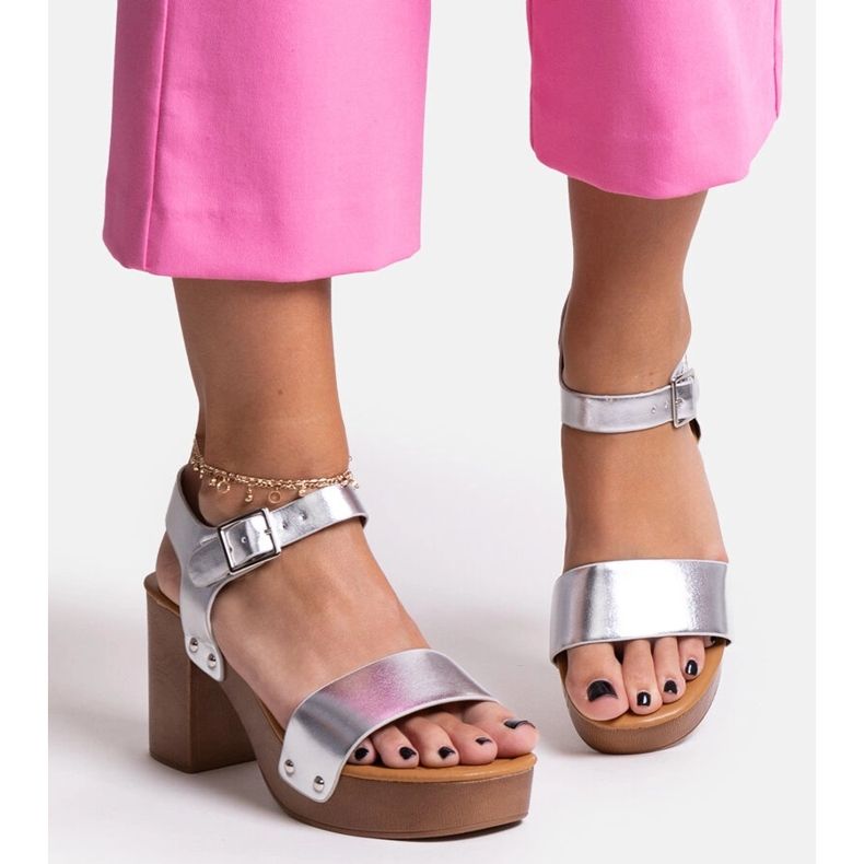 Hopeanväriset massiiviset Adilar-korkokengät 1