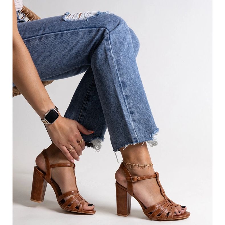 Mikaiin ruskeat korkeakorkoiset sandaalit 1