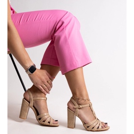 Mikaiin beige-korkoiset sandaalit 1