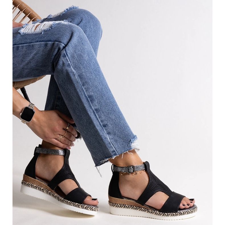 Tiuma mustat matalakiila sandaalit 1