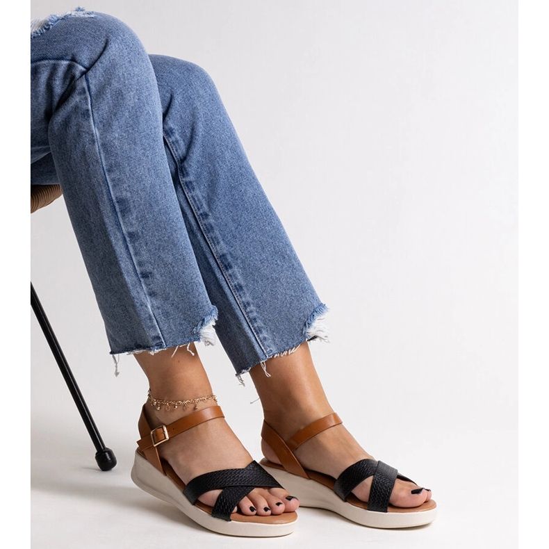 Hakiman mustat ja ruskeat matalat sandaalit 1