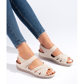 Naisten beigenväriset velcro sandaalit 1