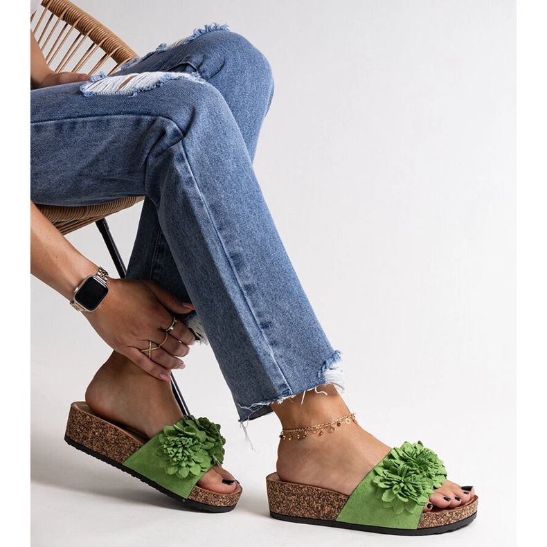 Vihreät varvastossut kukilla Apolonia-tasolla 1