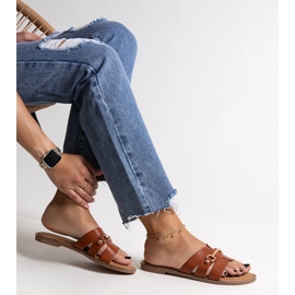 Drahomíran ruskeat varvastossut kullanvärisillä asusteilla 1