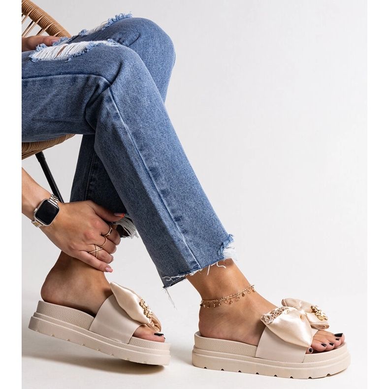 Beiget massiiviset varvastossut rusetilla, izsa 1