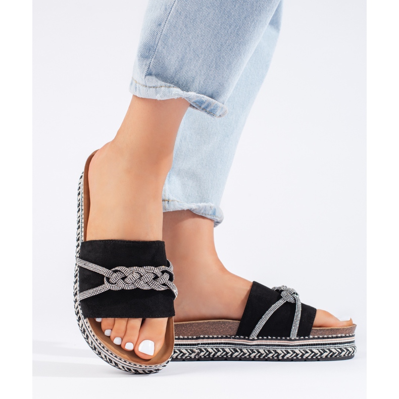 Mustat tossut alustalla 2