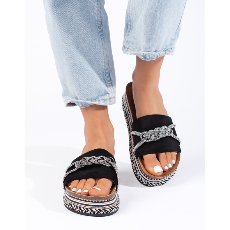 Mustat tossut alustalla 1