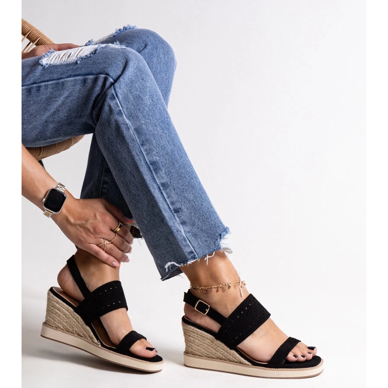 Mustat Muhjan kiila sandaalit 1