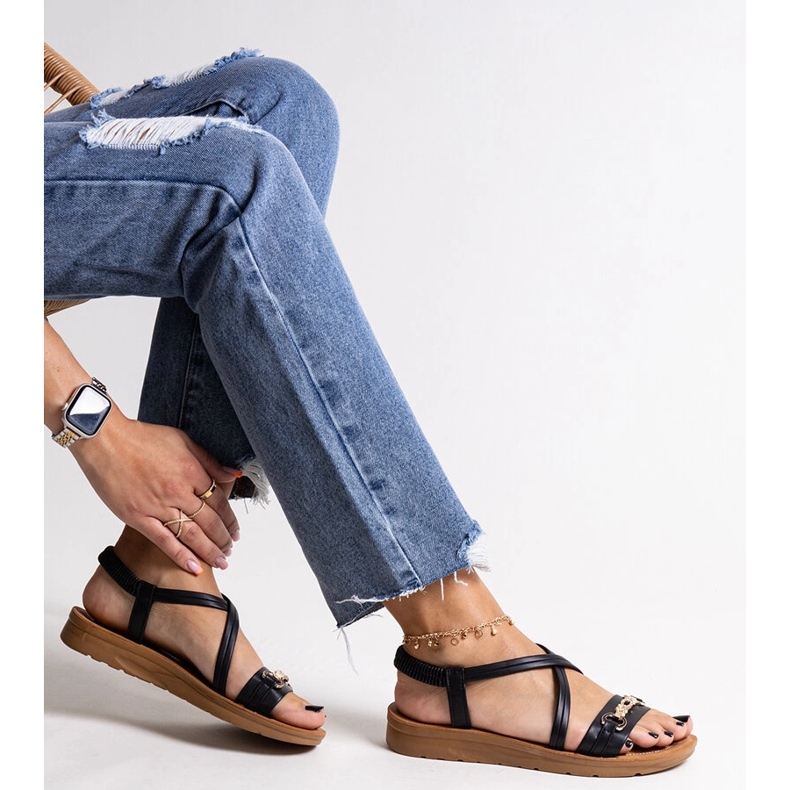 Pamphilan mustat sandaalit kultaisella soljella 1