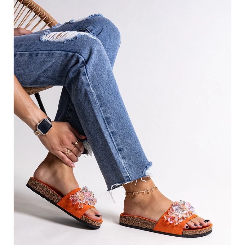 Oranssit varvastossut koristeltu Negistina-kivillä 1