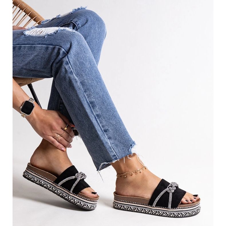 Mustat varvastossut, jotka on koristeltu Kamiliana-zirkoneilla 1