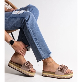 Beiget varvastossut, jotka on koristeltu Mehret-kukilla 1