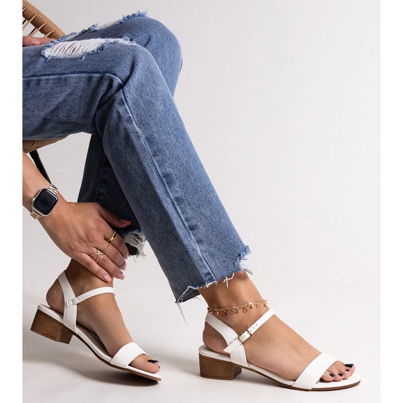 Valkoiset matalakorkoiset sandaalit Basina valkoinen 1