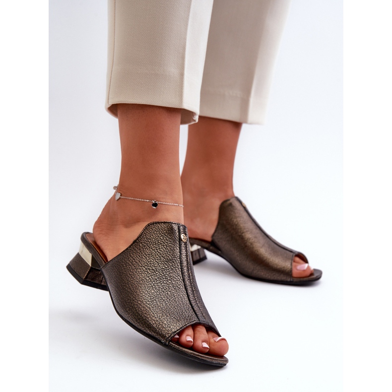 Tyylikkäät naisten varvastossut, jotka on valmistettu luonnollisesta nahasta, matalakorkoiset Maciejka 06360-20 Graphite musta 2