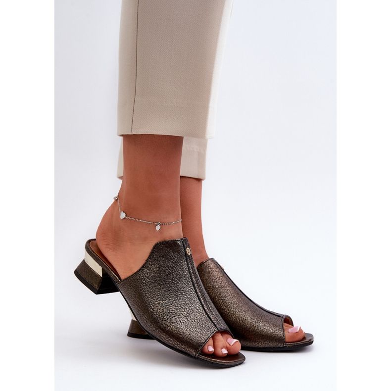 Tyylikkäät naisten varvastossut, jotka on valmistettu luonnollisesta nahasta, matalakorkoiset Maciejka 06360-20 Graphite musta 1