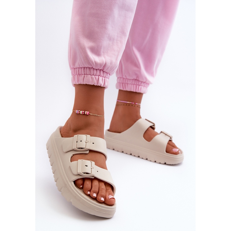 EVento Naisten beige Melorea Foam varvastossut alustalla 2