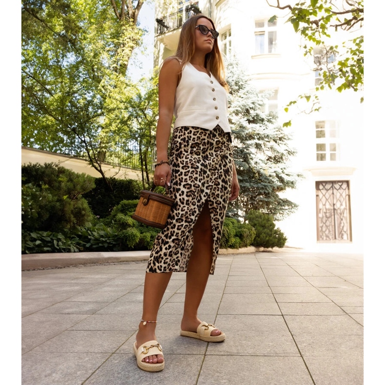 Feorien beigenväriset varvastossut kultaisella soljella 2