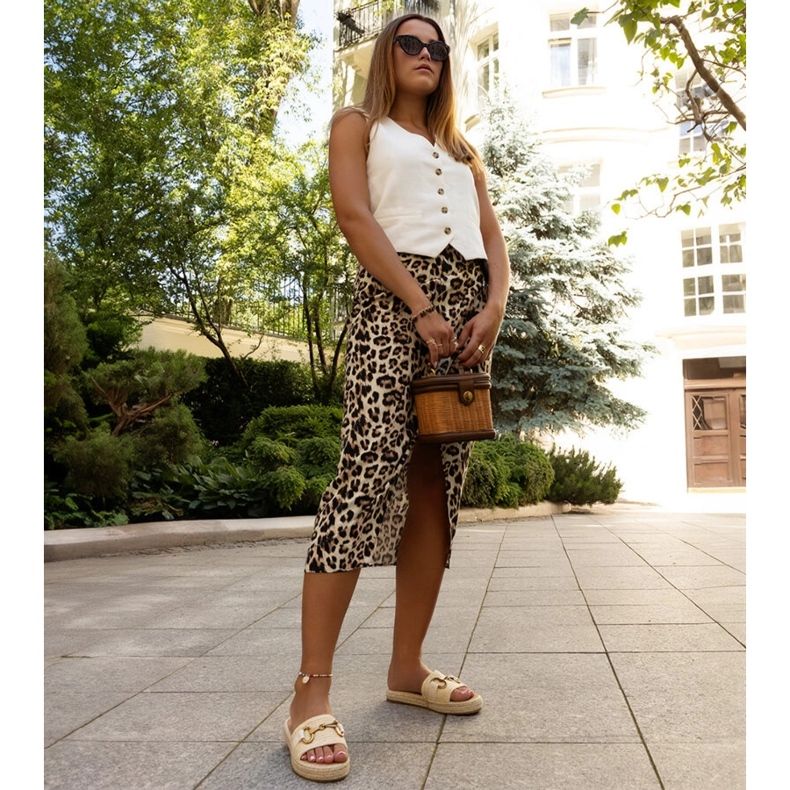 Feorien beigenväriset varvastossut kultaisella soljella 1