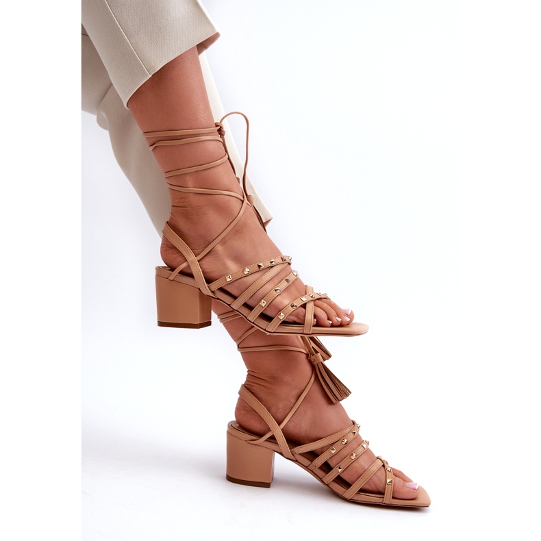 Matalakoristeiset sandaalit, jotka on koristeltu kamelitappeilla beige 4