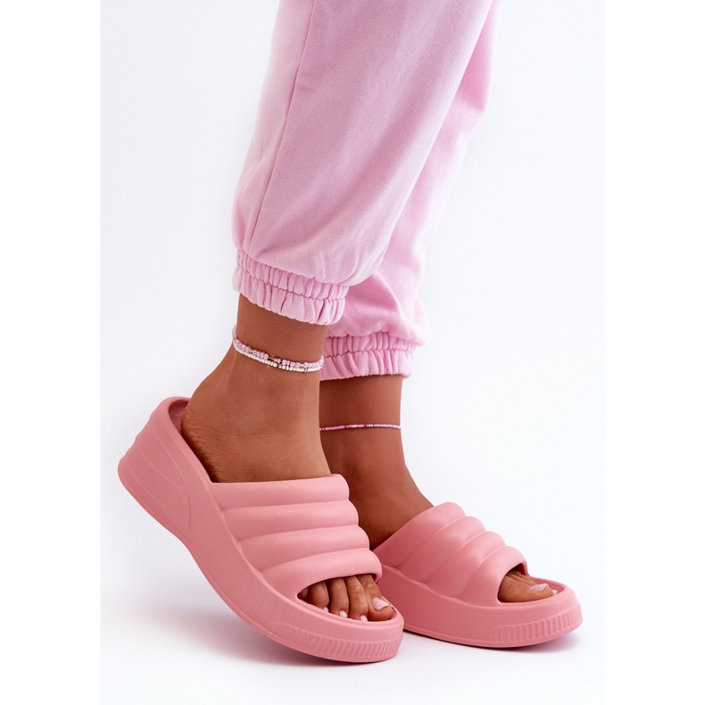 Kevyet naisten vaahtovarvastossut kiilalla ja alustalla, vaaleanpunainen Tendrea 1