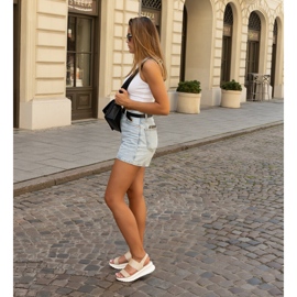 Beiget sandaalit koristeellisella Thura-kiilalla 1