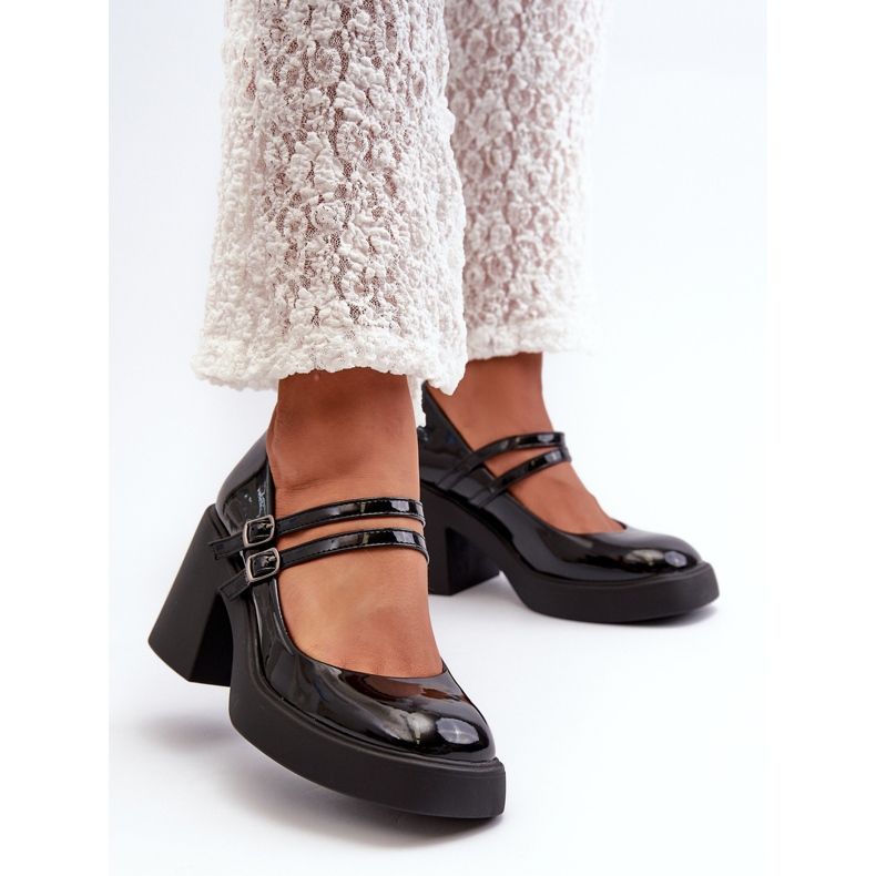 Halminan mustat patenttipumput paksuilla koroilla 2