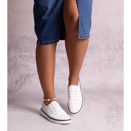 Valkoiset ja laivastonsiniset harjakattoiset Biserka-lenkkarit valkoinen 1