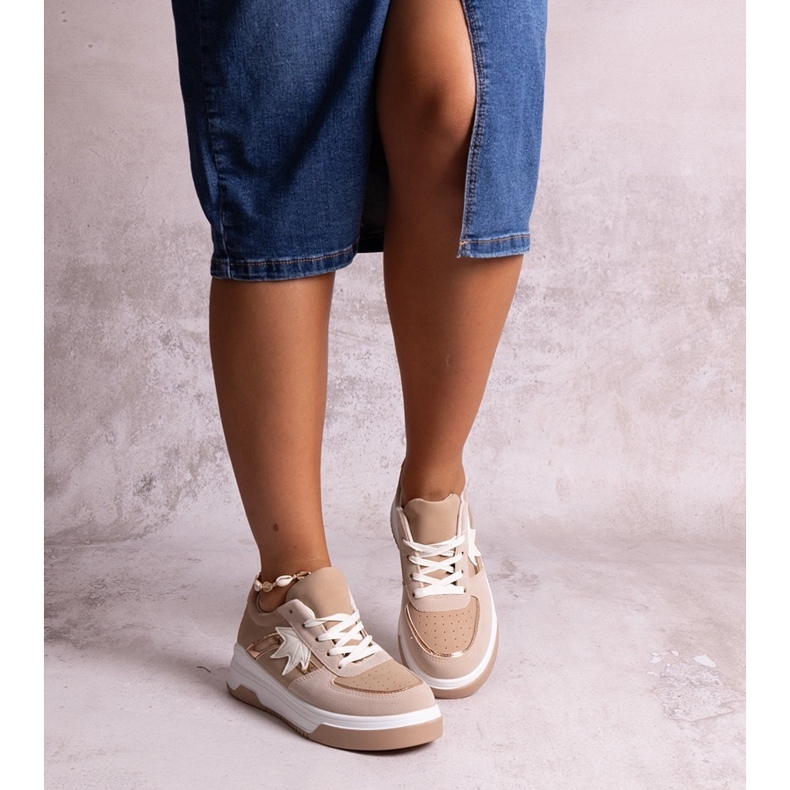 Kollinsin beige-lenkkarit, joissa peilisisäke 1