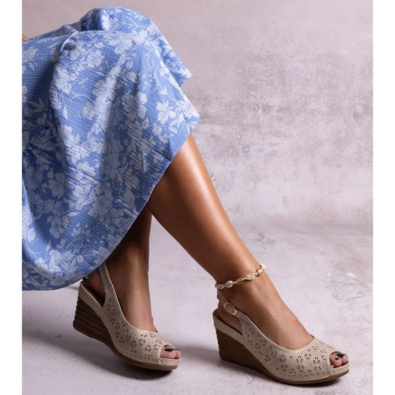 Beige Sakna kiila sandaalit 1