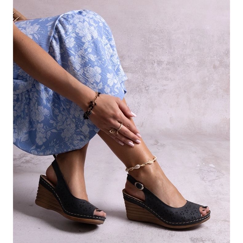 Mustat Sakna wedge sandaalit 1