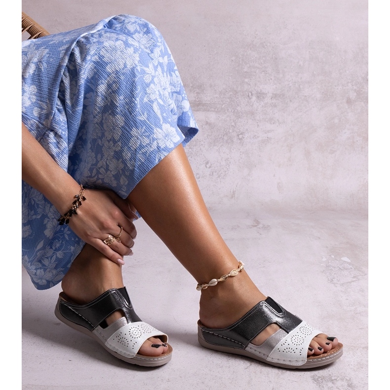 Valkoiset ja mustat kiiltävät Samanar varvastossut valkoinen 1