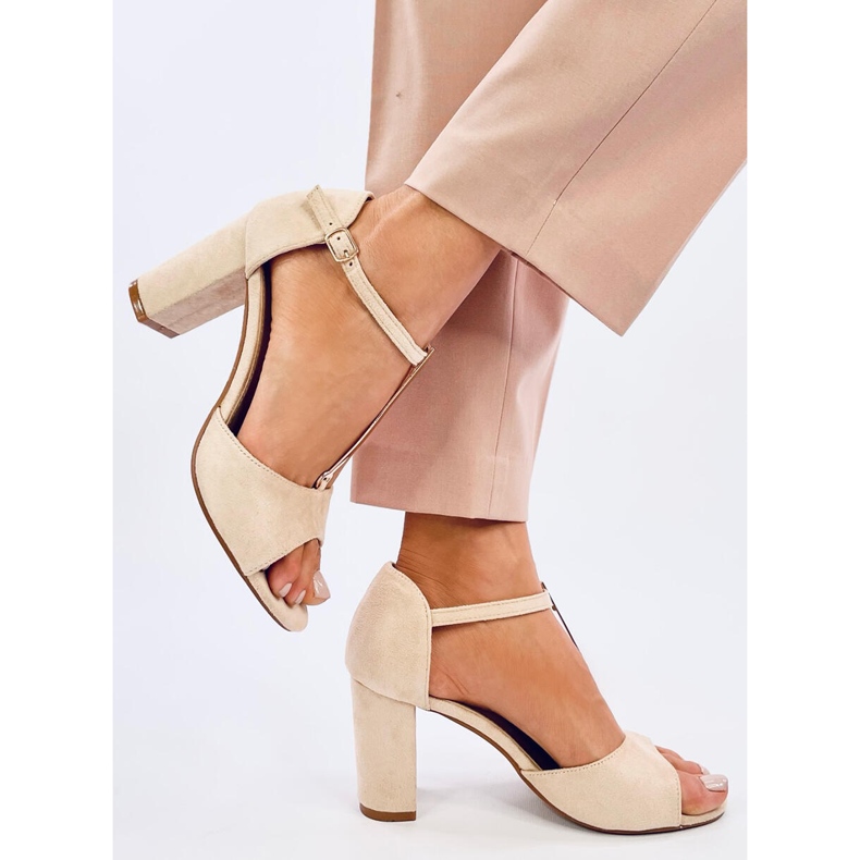 Ferdi Beige korkeakorkoiset sandaalit kullanvärisillä koristeilla 1