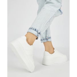 Valkoiset urheilulenkkarit alustalla valkoinen 2