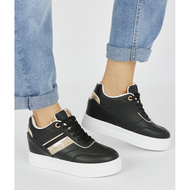 Mustat tennarit, joissa piilokiila 1