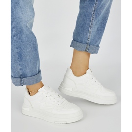 Naisten valkoiset tennarit alustalla valkoinen 2