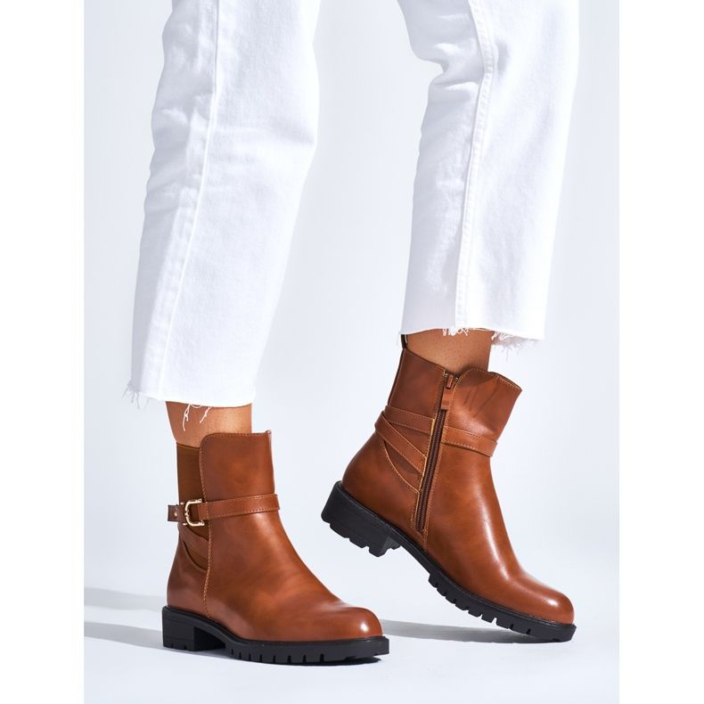 Ruskeat naisten nilkkurit koristesoljella 1