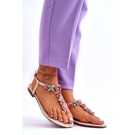 Beiget mokkanahkaiset varvasandaalit kivillä 4