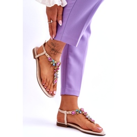 Beiget mokkanahkaiset varvasandaalit kivillä 3