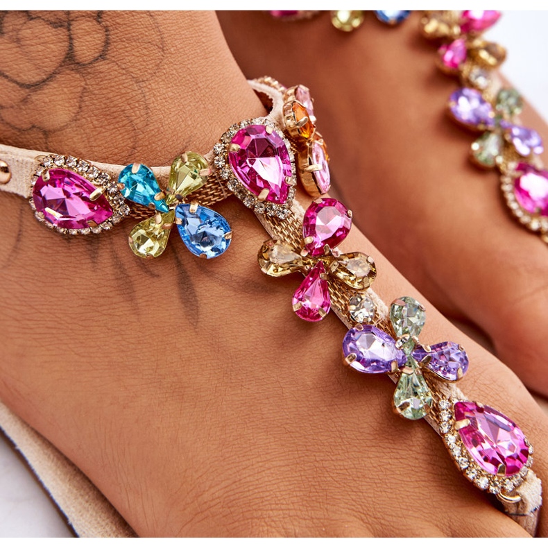 Beiget mokkanahkaiset varvasandaalit kivillä 2