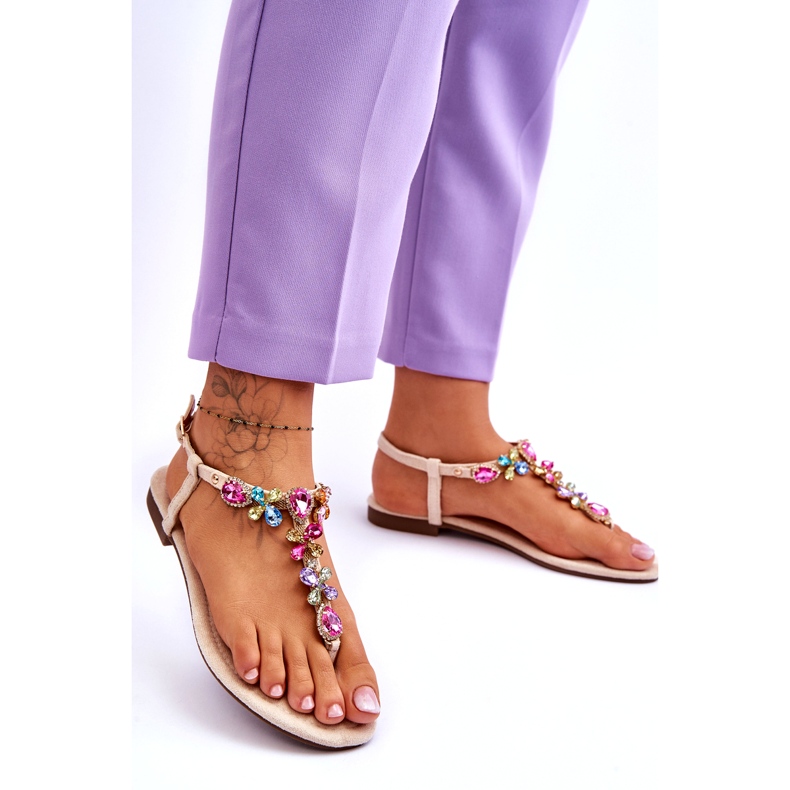 Beiget mokkanahkaiset varvasandaalit kivillä 1