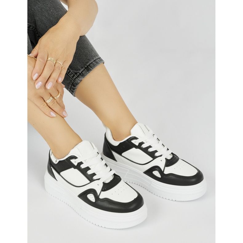 Mustat naisten urheilujalkineet 1