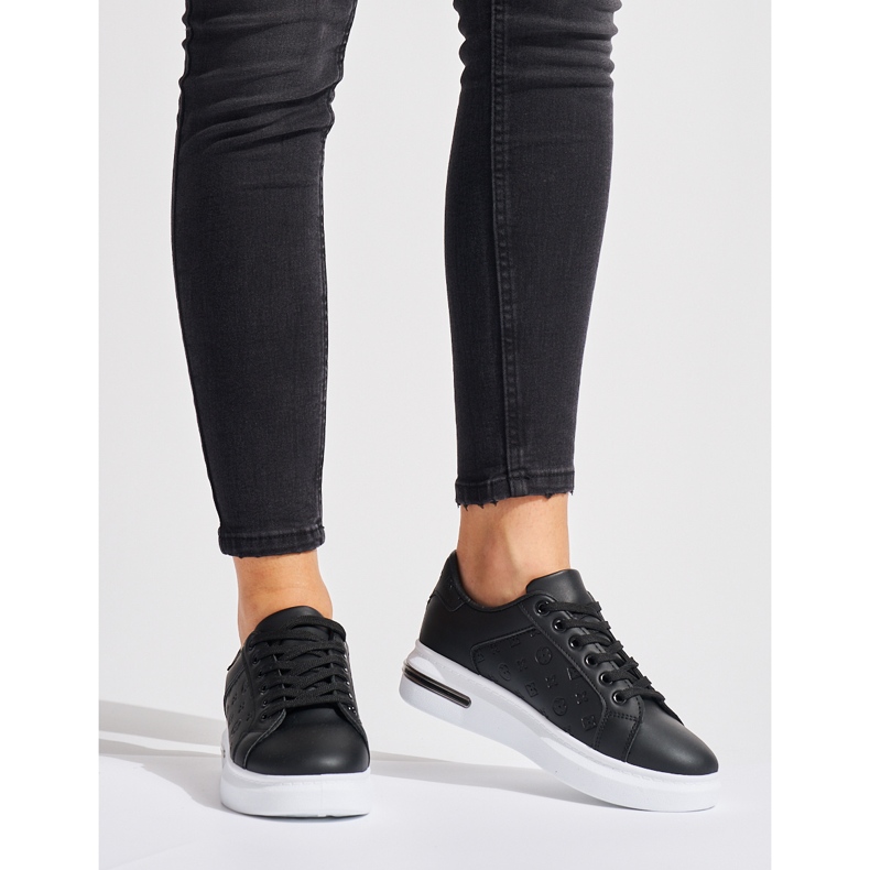 Mustat alustan urheilukengät 1